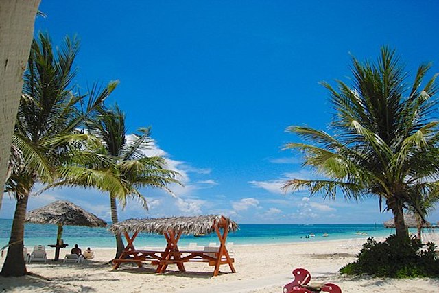 Taino_Beach,_Grand_Bahama_Island,_Bahamas